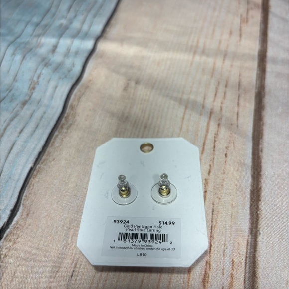 New Amanda Blu Gold Pentagon Halo Pearl Stud Earrings - Picture 3 of 3